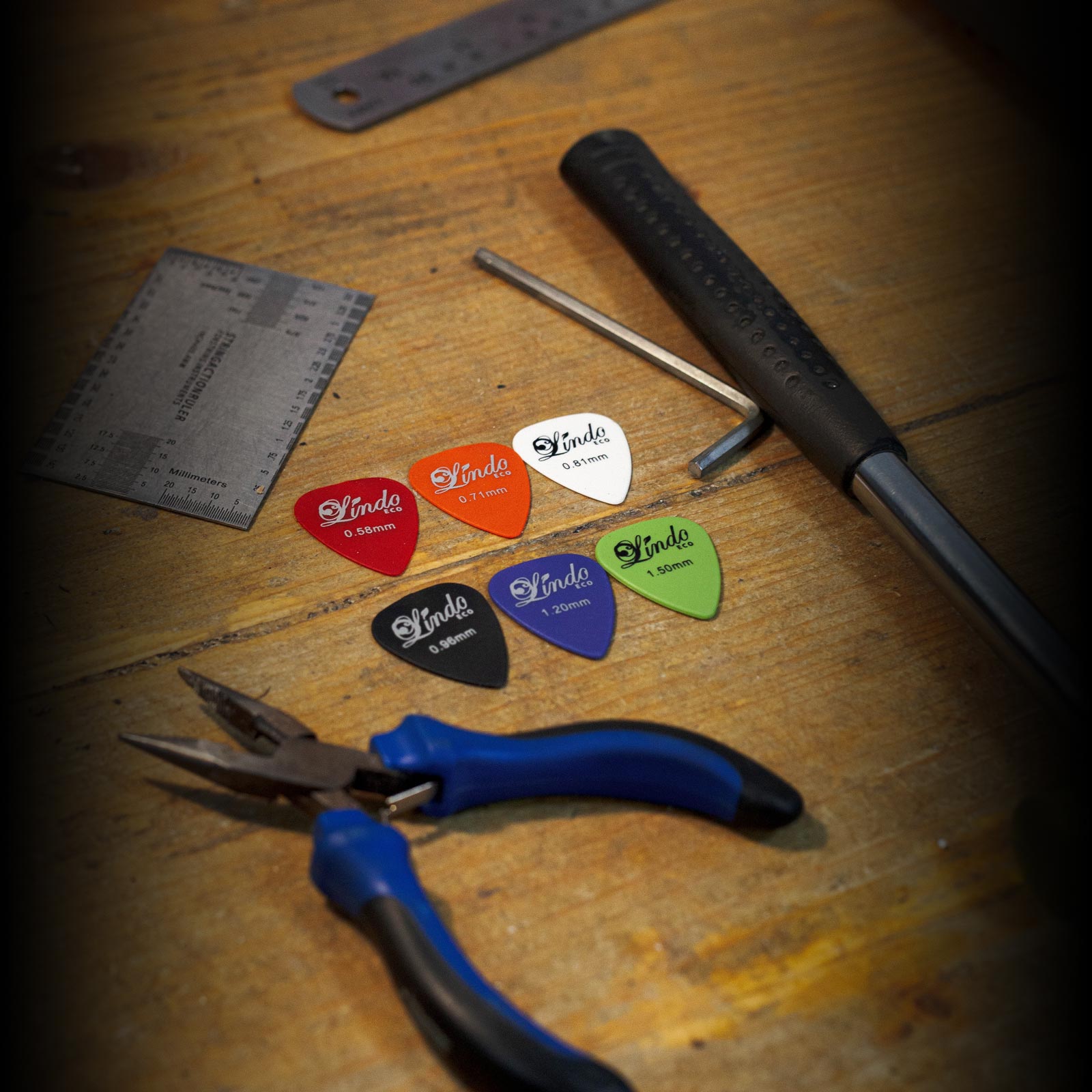 lindo-eco-plectrums-acoustic-electric-guitar-bench