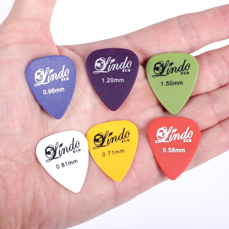 lindo-eco-plectrums-acoustic-electric-guitar-hand