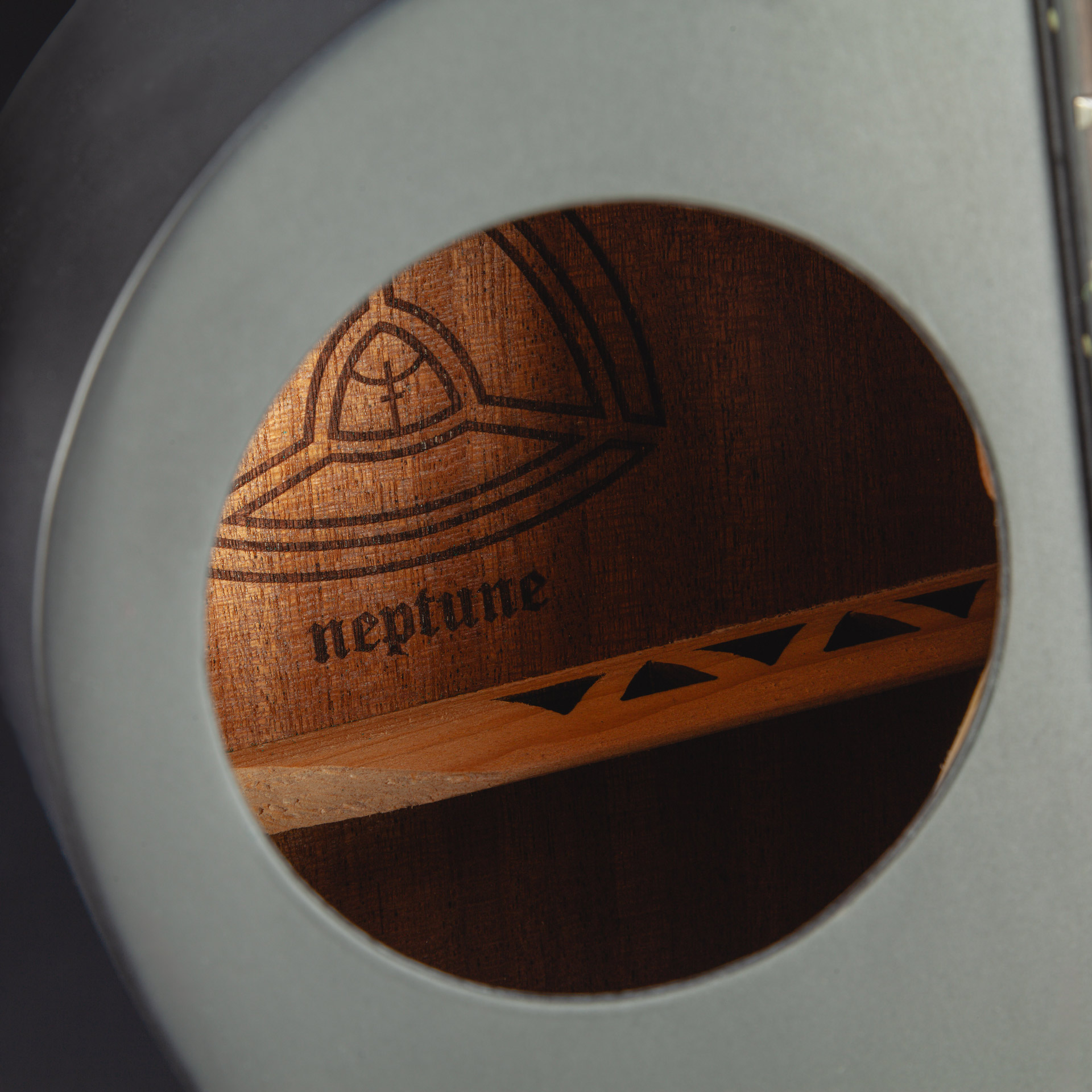 Lindo-Neptune-V2-Electro-Acoustic-Bass-Guitar-Soundhole