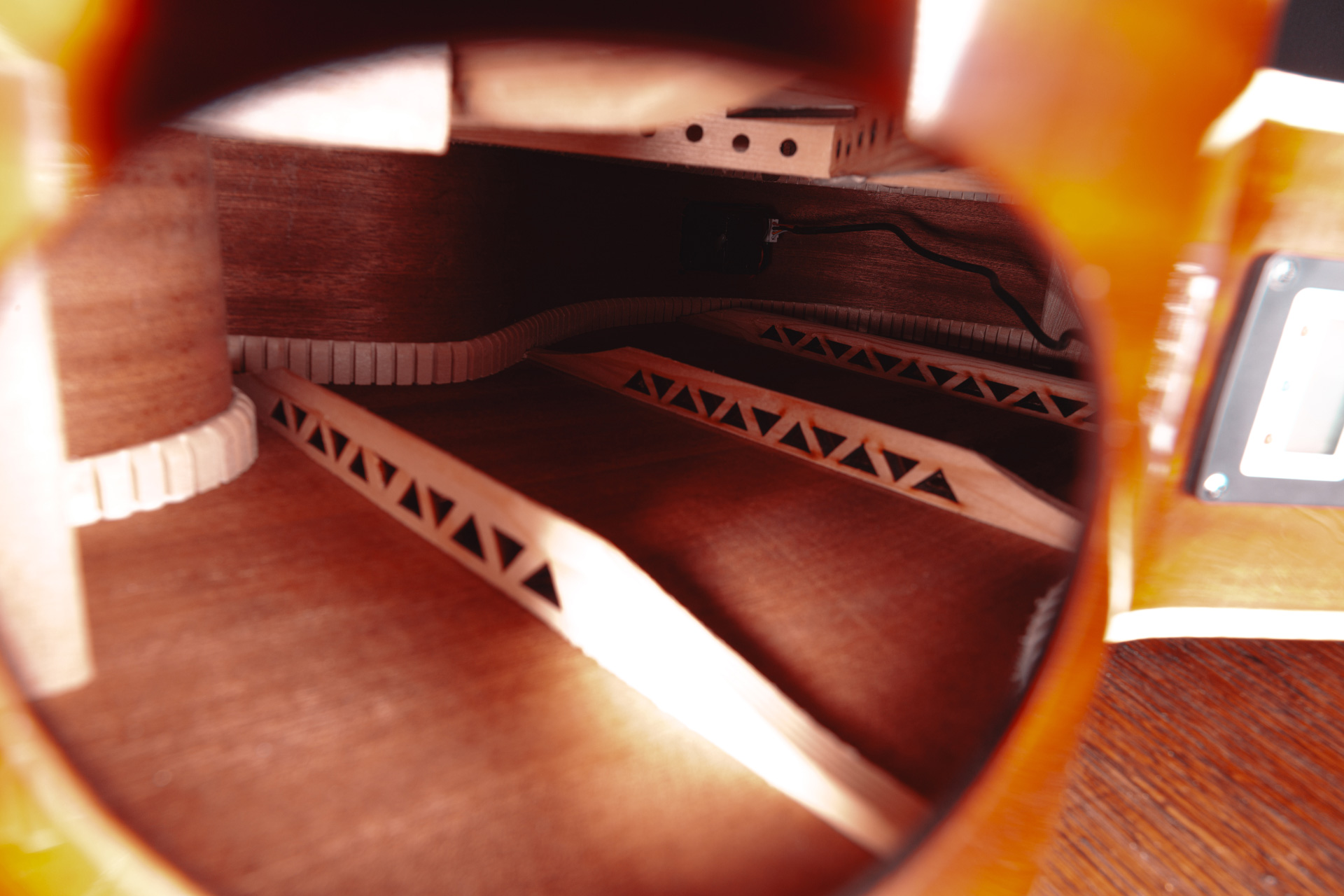 Lindo-Mizumi-Electro-Acoustic-Guitar-Inside